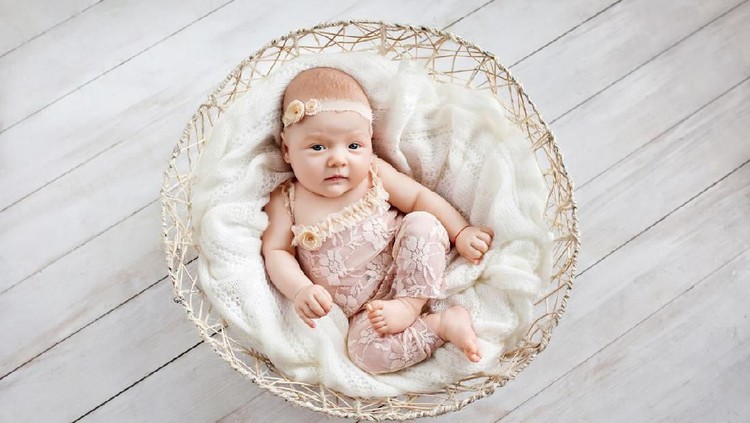 Ilustrasi bayi perempuan little newborn girl sleeps 1 month in a wattled basket