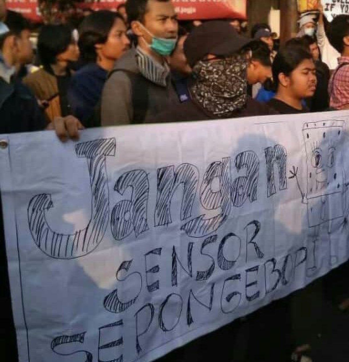 Di tengah demo mahasiswa tolak RUU KUHP yang sempat ricuh&comma; ada beberapa spanduk kocak yang justru bikin tersenyum&period;