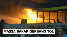 VIDEO: Demo DPR, Gerbang Tol Pejompongan Dibakar Massa
