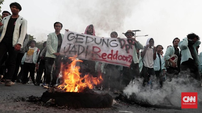 Demonstrasi mahasiswa untuk menolak UU dan RUU kontroversial merebak di berbagai titik di Jakarta. Sebagian aksi berakhir ricuh karena bentrok massa dan aparat.