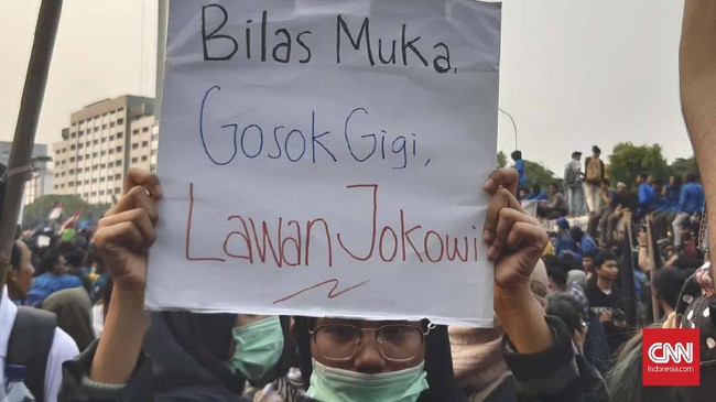 Para mahasiswa membawa sejumlah poster dan spanduk dalam aksi menolak RKUHP dan RUU lainnya di depan DPR dengan berbagai tulisan yang menarik perhatian.