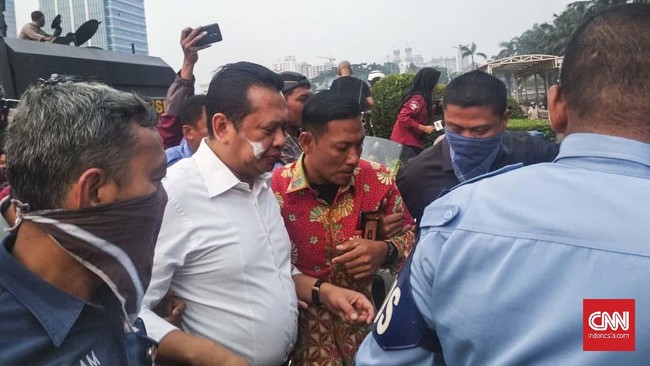 Ketua DPR Bambang Soesatyo gagal menemui mahasiswa yang berdemonstrasi menolak RKUHP dan RUU lainnya karena situasi yang ricuh disertai tembakan gas air mata.