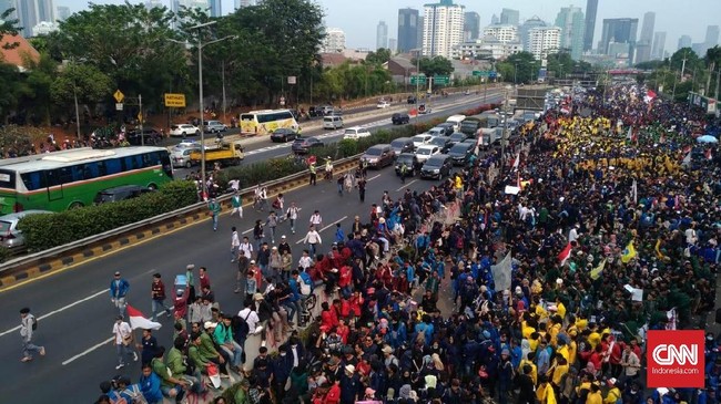 Pengendara harus menahan diri saat terjebak dalam kerumunan demonstran. Perhatikan situasi dan kondisi agar hal buruk tidak datang menghampiri.
