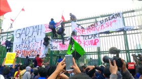 VIDEO: Demo DPR Memanas, Polisi Keluarkan Water Canon