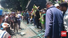 Kecewa DPR, Mahasiswa Semarang Jebol Gerbang Kantor Gubernur