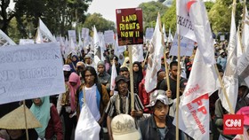 Demo di Istana, Petani Ramai-ramai Sobek 'Sertifikat' Jokowi
