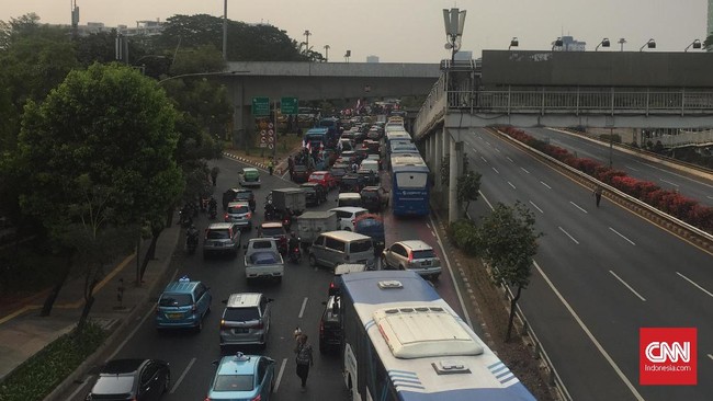 Sistem ganjil genap di sejumlah jalan di Jakarta ditiadakan. Polisi tidak akan menilang kendaraan. Kebijakan itu diambil terkait aksi mahasiswa, Selasa (24/9).