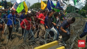 Demo Mahasiswa Memanas, Gedung DPR Dilempari Botol