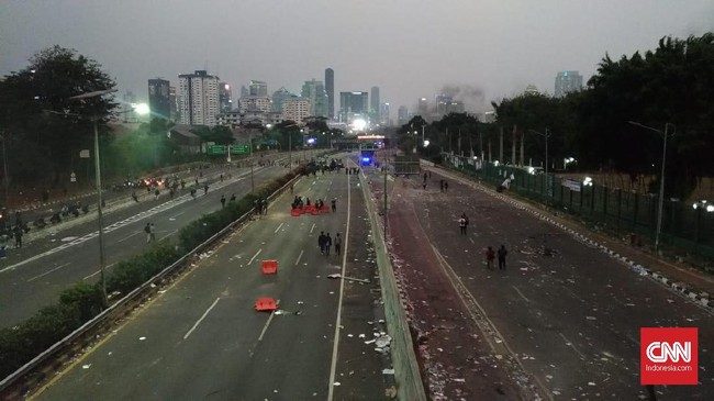 Polisi menutup tol dalam kota dari arah Cawang menuju Slipi dan sebaliknya terkait kericuhan oleh ratusan pelajar dengan aparat kepolisian di belakang DPR.