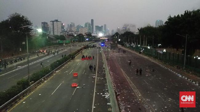 Demo Ricuh, Tol Dalam Kota Depan DPR Dialihkan Sekitar pukul 17.50 WIB, demonstran dari arah Semanggi tumpah ruah ke jalan tol. Kendaraan taktis dan Brimob dikerahkan untuk menghadapi massa.