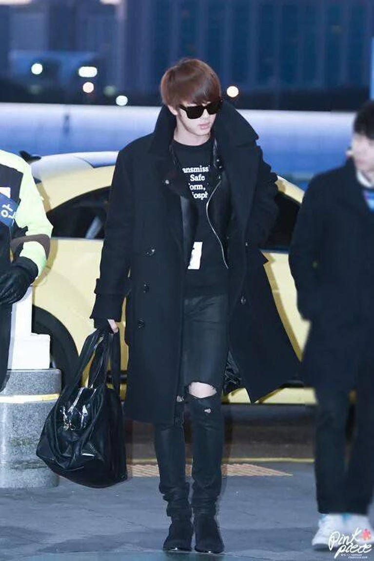 Jin BTS dinobatkan sebagai idol dengan selera gaya pakaian terbaik dalam sebuah survei di situs Idol Chart,berikut ini insertlive sajikan foto gaya busana Jin.