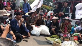 VIDEO: Ratusan Petani Demo Jokowi Tolak RUU Pertanahan