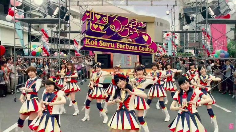 Beberapa potret kostum atau seifuku AKB48 terbaik sepanjang 14 tahun semenjak mereka debut versi Insertlive.