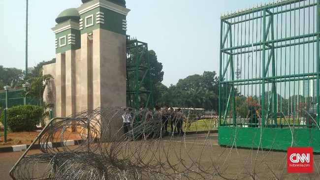 Kawat berduri dipasang agar massa tak terprovokasi seperti sebelumnya yang berani menggoyang-goyang pagar gerbang Gedung DPR/MPR.