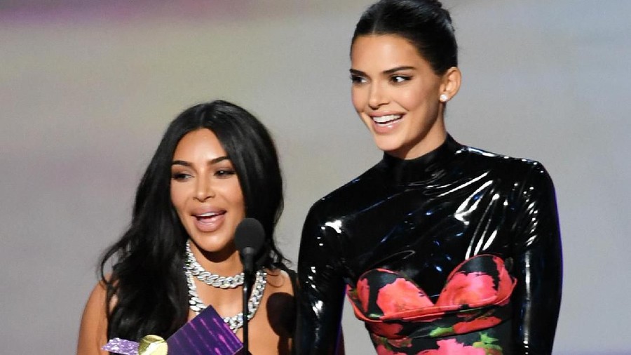 LOS ANGELES, CALIFORNIA - SEPTEMBER 22: (L-R) Kim Kardashian West and Kendall Jenner speak onstage during the 71st Emmy Awards at Microsoft Theater on September 22, 2019 in Los Angeles, California. (Photo by Kevin Winter/Getty Images)
