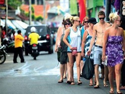 Luhut Sentil Banyak Turis Cari Nafkah di Bali, Izin Tinggal Bakal Diperketat?