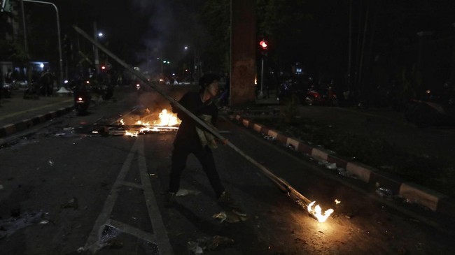 Lima orang sempat pingsan di dalam Stasiun Palmerah karena terkena gas air mata yang masuk ke dalam stasiun tersebut.