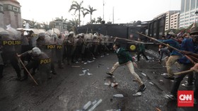 FOTO: Demo Mahasiswa di Depan DPR Ricuh