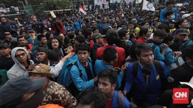 Polisi memukul mundur mahasiswa dari depan gerbang DPR/MPR. Mahasiswa kocar kacir, sebagian berlarian menuju ke arah Jembatan Slipi, dan sebagian ke Semanggi.