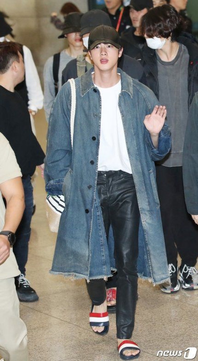 Jin BTS dinobatkan sebagai idol dengan selera gaya pakaian terbaik dalam sebuah survei di situs Idol Chart,berikut ini insertlive sajikan foto gaya busana Jin.