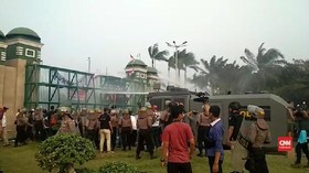 VIDEO: Polisi Tembakkan Gas Air Mata ke Arah Mahasiswa