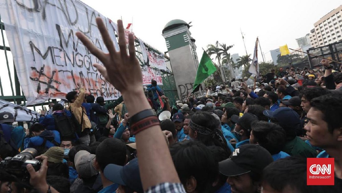 FOTO: Demo Mahasiswa di Depan DPR Ricuh