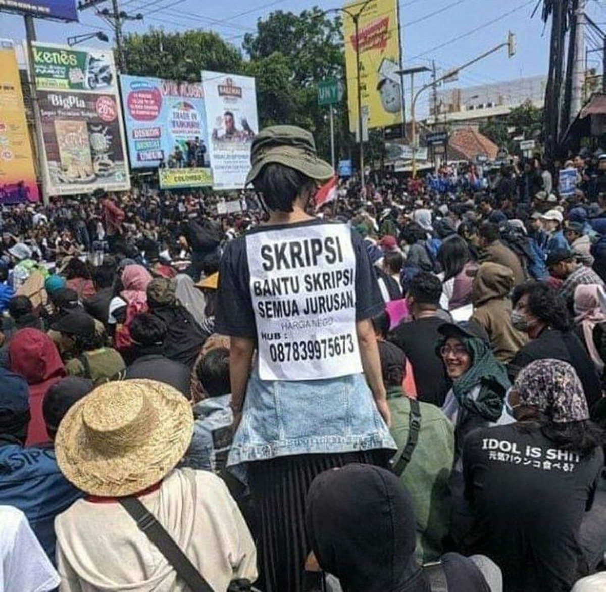 Di tengah demo mahasiswa tolak RUU KUHP yang sempat ricuh&comma; ada beberapa spanduk kocak yang justru bikin tersenyum&period;