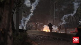 Ricuh Lagi, Polisi Tembak Gas Air Mata ke Mahasiswa di Gatsu
