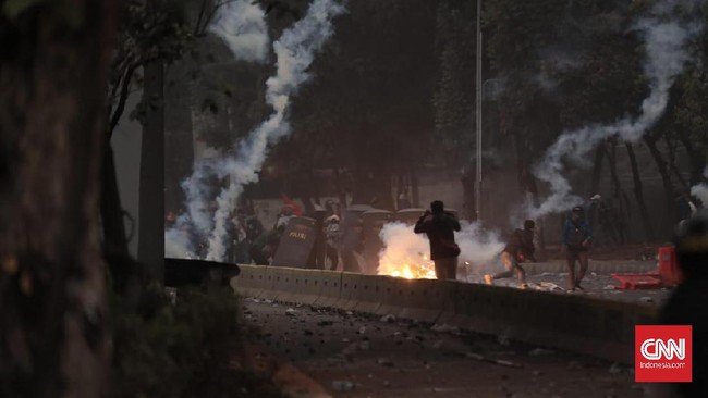 Polisi kembali menembakkan gas air mata ke arah mahasiswa yang mencoba maju kembali menuju gedung DPR di Jalan Gatot Subroto dan Jalan Gerbang Pemuda.