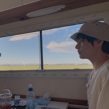 Cuek Saat V BTS Lewat, Sikap Santai Wanita Arab Ini Bikin Army Iri