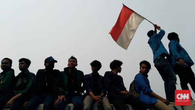 Ratusan aktivis Himpunan Mahasiswa Islam menggelar unjuk rasa di depan Gedung Negara Grahadi, Surabaya untuk mendesak pencabutan UU KPK dan RKUHP.
