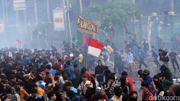 Riuh suara tembakan, di ujung telepon suamiku yang berada di tengah kerusuhan. Tenang dan tetap berdoa semoga dia selamat.