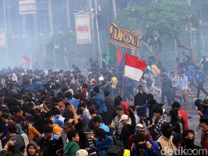 Dor! Suara Senapan Saat Kerusuhan, Suamiku di Sana Bikin Deg-degan