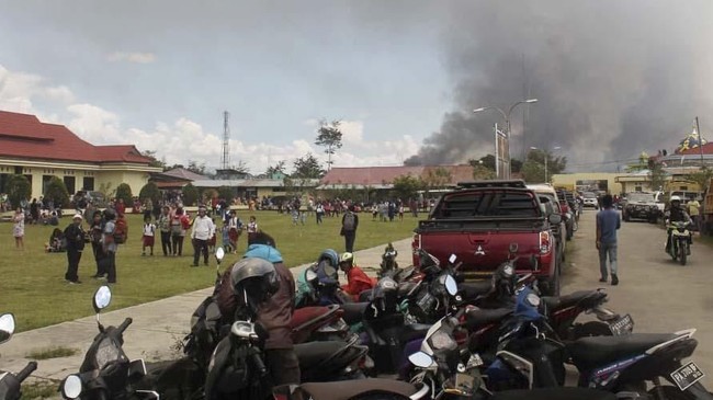 Harga bensin di Wamena naik dari Rp20 ribu per liter menjadi Rp80 ribu per liter. Kenaikan harga karena banyak penjual menutup toko akibat kerusuhan.
