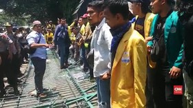 VIDEO: Mahasiswa Jateng Robohkan Gerbang Kantor Gubernur