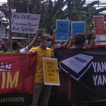 Demo Mahasiswa Rusuh, Awkarin: Jangan Sekedar Tunda RKUHP!