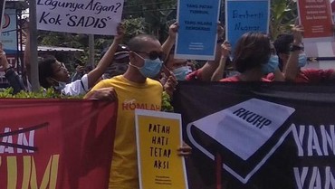 img-title Demo Mahasiswa Rusuh, Awkarin: Jangan Sekedar Tunda RKUHP!