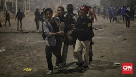 Seorang Mahasiswa Terluka Dibawa Ambulans di Senayan