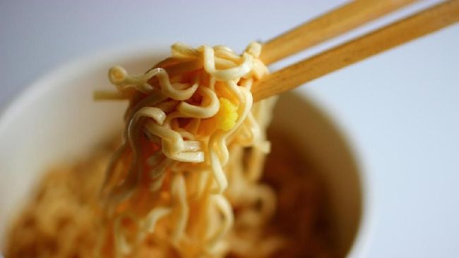 Mie instan kerap dicap sebagai makanan yang tidak sehat dan meninggalkan rasa 'berdosa' ketika menyantapnya. Lalu, bagaimana cara membuat mie instan yang sehat?