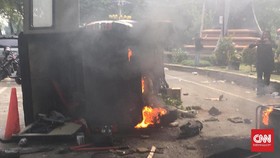 Mobil di Depan Polsek Tanah Abang Diduga Dibakar Massa