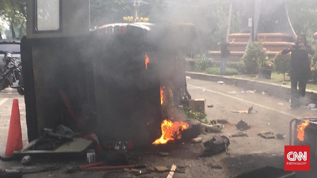 Aksi ribuan mahasiswa di depan Gedung DPRD Sumatera Utara menoalk RKUHP dan Revisi UU KPK berujung bentrok dengan aparat, bahkan massa membakar mobil polisi.
