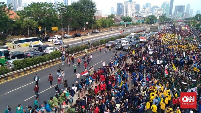 Massa yang berunjuk rasa di depan Gedung DPR mulai sempat berusaha menutup jalan tol. Polisi melakukan tindakan persuasif.