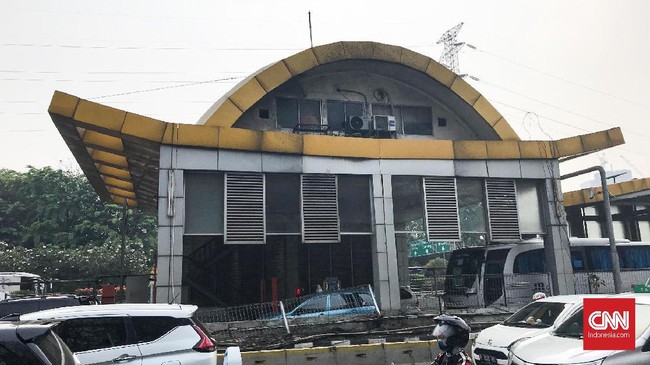 Gerbang Tol Senayan arah Slipi yang sempat dirusak oleh massa saat demo mahasiswa, Selasa (24/9), sudah bisa dilalui hari ini.