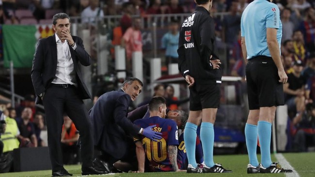 Kapten Barcelona Lionel Messi tertangkap kamera ngotot ingin tetap bermain meski mengalami cedera ketika melawan Villarreal di Stadion Camp Nou.
