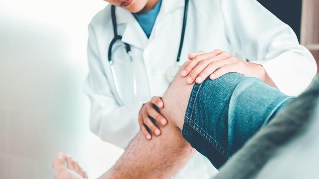 Doctor consulting with patient Knee problems Physical therapy concept