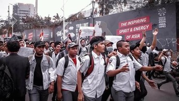 Viral Video Polisi Dikejar Siswa STM yang Ikut Demo