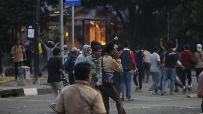  Polisi menemukan tiga senjata tajam dari belasan pelajar ditangkap saat akan melakukan tawuran di daerah Sumur Bor, Kalideres, Jakarta Barat.