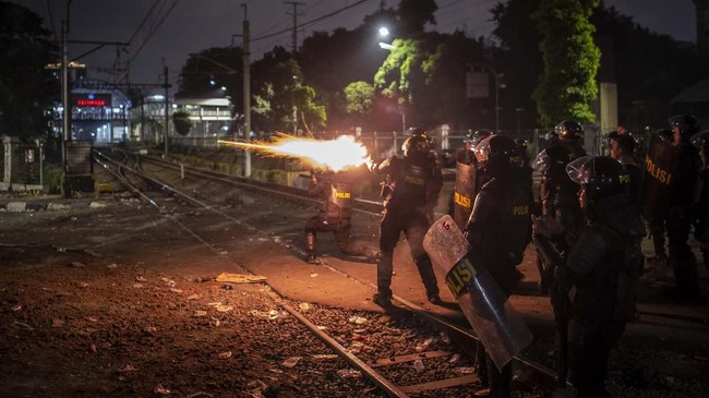 FOTO: Bentrokan Masih Berlangsung di Palmerah