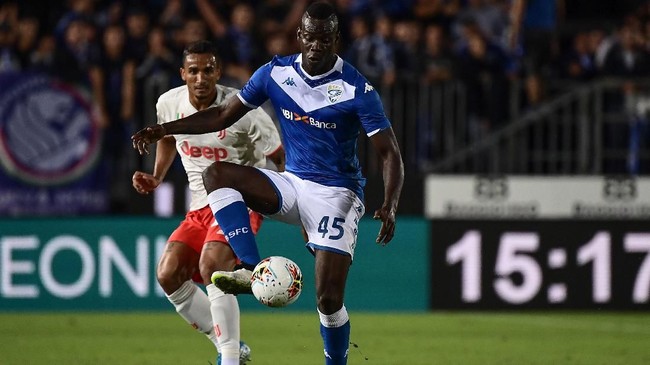Brescia's Italian forward Mario Balotelli controls the ball during the Italian Serie A football match Brescia vs Juventus on September 24, 2019 at the Mario-Rigamonti stadium in Brescia. (Photo by Marco Bertorello / AFP)