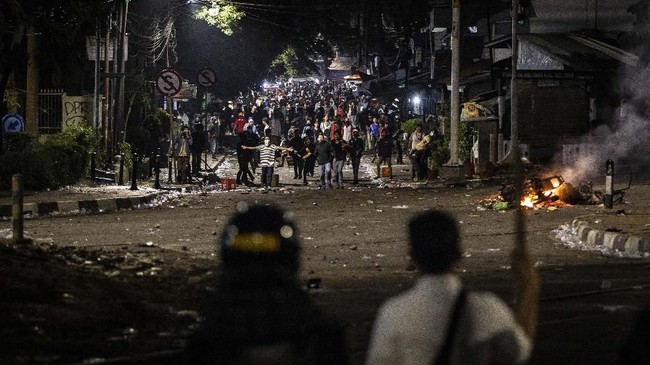 Saat ini tengah terjadi negosiasi antara tokoh masyarakat, peserta aksi, dan aparat untuk menghentikan kegiatan demonstrasi.